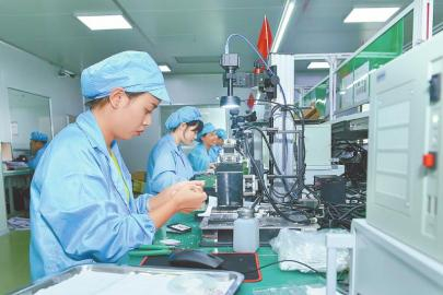 　　四川迈京邦光电科技有限公司光分复合器生产现场。