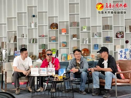 　　9月22日，离开新疆之前，俞敏洪（右一）在经开区（头屯河区）知新书城直播总结行程。记者唐红梅摄