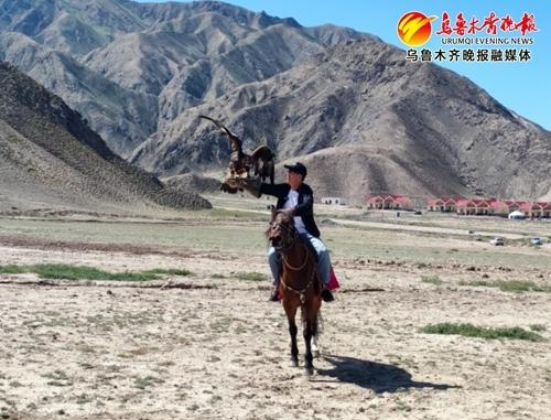　　在阿合奇县，俞敏洪体验骑马架鹰，感受柯尔克孜族古老传统的魅力。阿合奇县融媒体中心供图