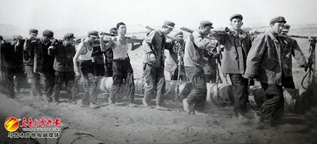 　　乌石化建厂初期，工人们在艰苦的环境中建房盖楼。乌石化供图