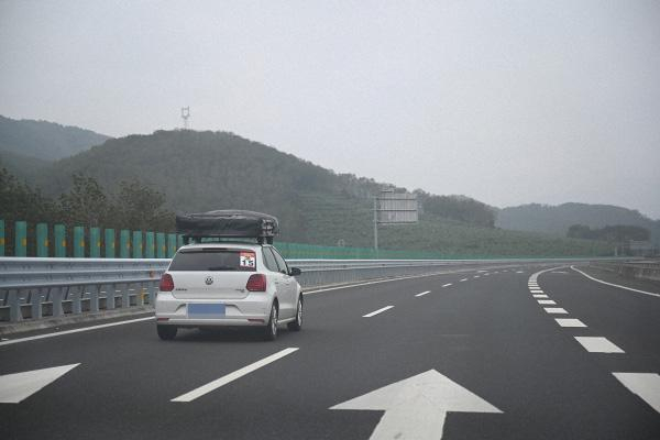 苏敏开车行驶在路上。澎湃新闻记者 曾茵子 图