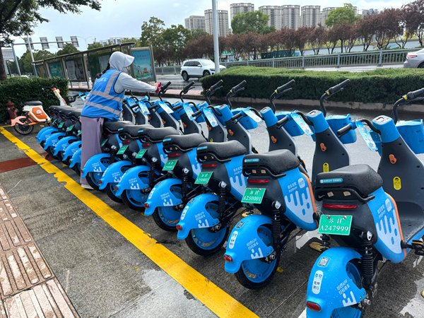 淮安街头再现"哈啰蓝",6000辆共享电单车助力市民便捷出行
