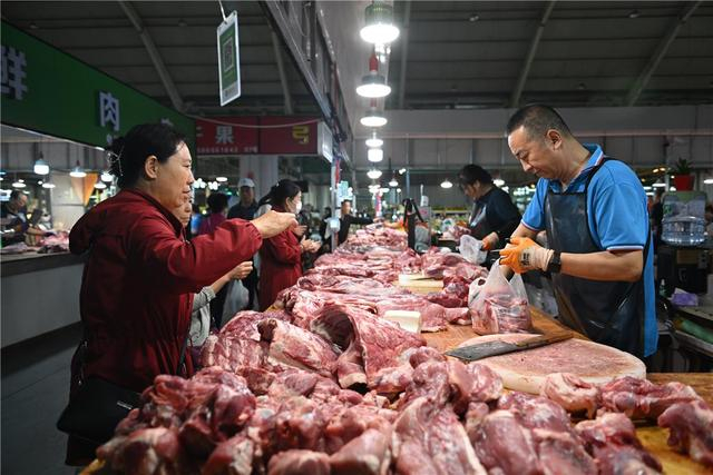 在呼和浩特市宝全农贸市场，牛羊肉、猪肉等肉类摊位前人头攒动，市民们纷纷挑选着心仪的肉类食材。刘清羽 摄