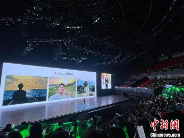 9月24日，华为秋季全场景新品发布会在上海举办，吴磊作为华为运动健康全球代言人亮相。记者 郑莹莹 摄