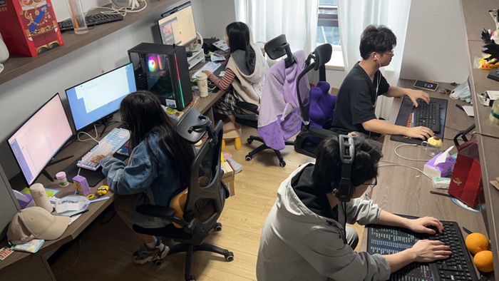 萤火团队的成员正在工作中