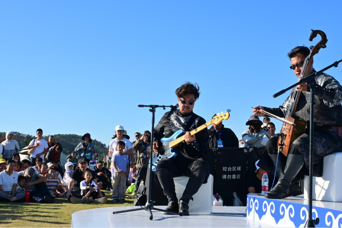 内蒙古SongS乐队正在演奏。王明瑞 摄