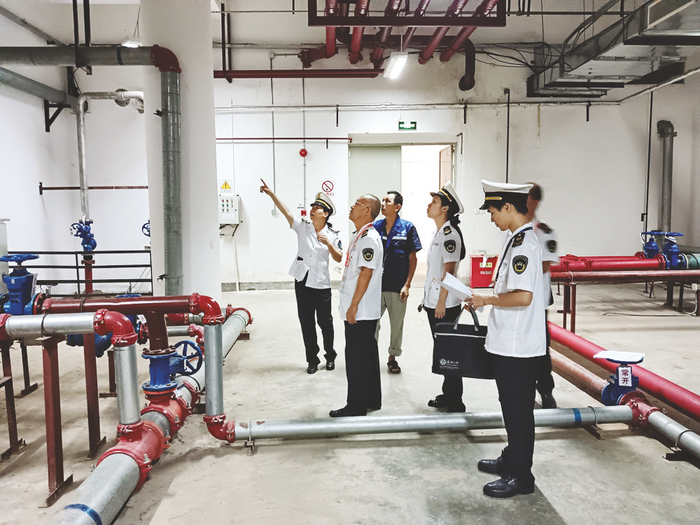     联合检查组对会展中心供水设施进行卫生监督检查。    （周志访 摄）