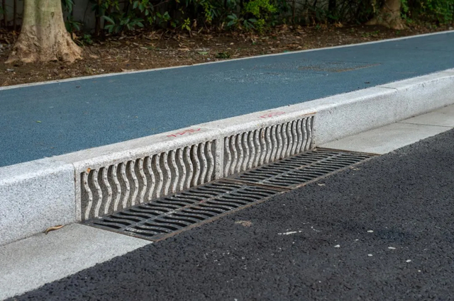 道路沿线增设了联合式雨水口,此类雨水口将平篦与立篦相结合,泄水能力