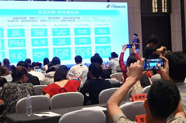 会场里，青年们拍照记录。实习生 高梦雨/摄