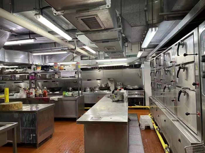 有商家租了专业的厨房扩大备餐规模。受访者供图