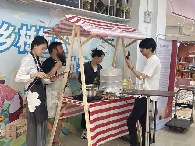 直播现场，主播为农产品带货。主办方供图