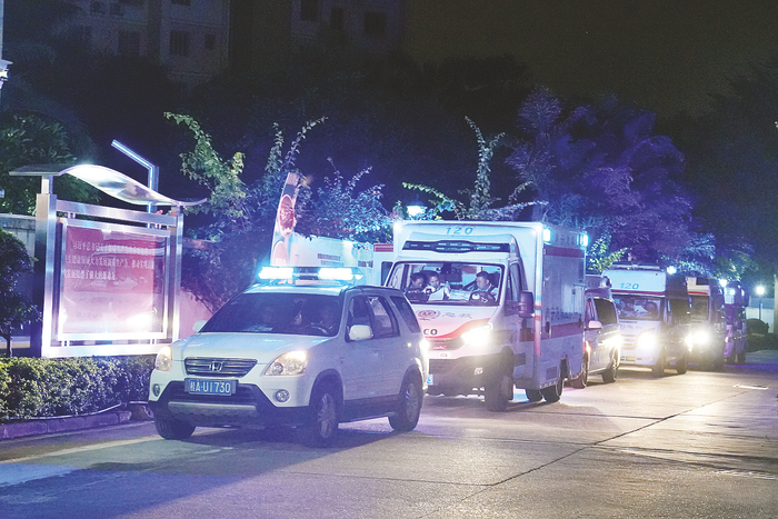     9月24日5时30分，南宁急救医疗中心保障车集结出发，护航盛会召开。    （莫菁滢 摄）