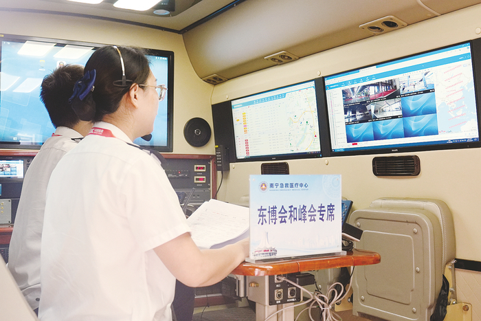     ▲南宁急救医疗中心调度员在通讯指挥车上开展工作。 （莫菁滢 摄）