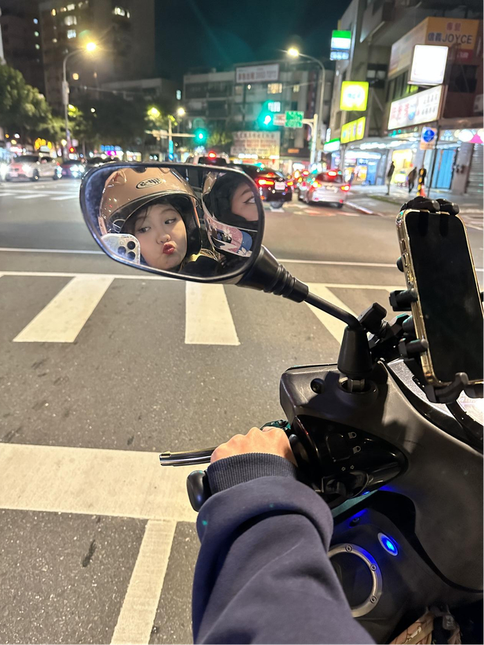 沈佳璇回到台湾后，入乡随俗地骑上了“机车”。 受访者 供图