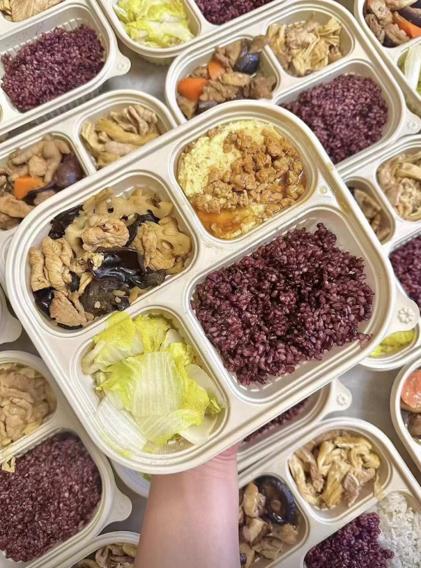 有些商家主营控卡（控制热量）的外卖“住家饭”。受访者供图