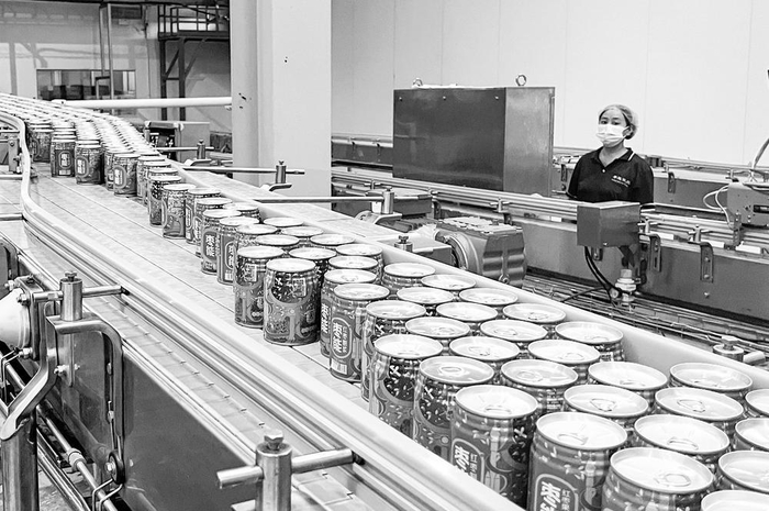 　　图为河北枣能元食品有限公司的自动生产线。 　　本报记者 李坤晓 摄 