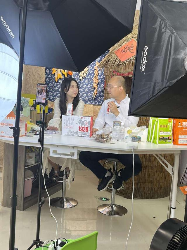 直播现场，主播为农产品带货。主办方供图