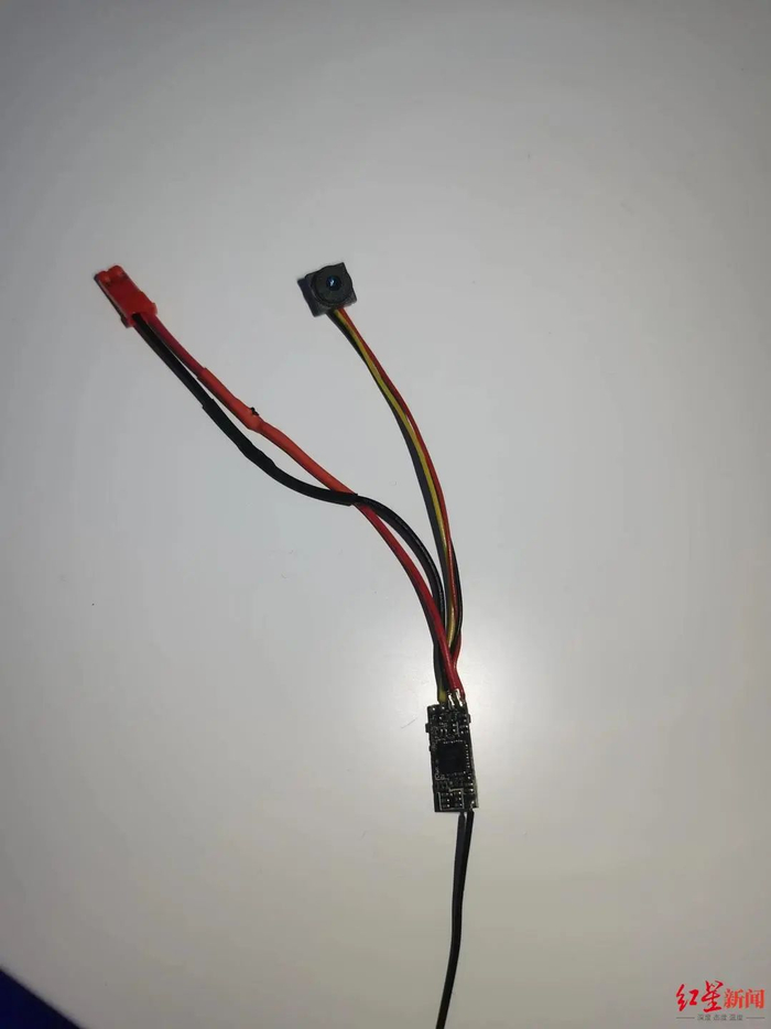 ▲何志会在某场所内找到的窃听窃视设备