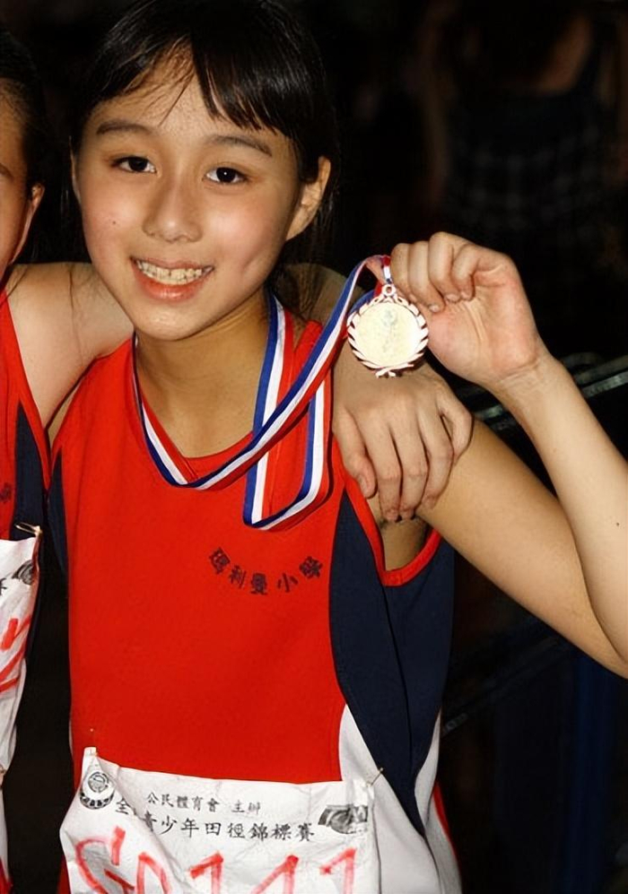 毫不夸张地说,何超欣在德智体美劳上均有造诣.又是送豪华跑