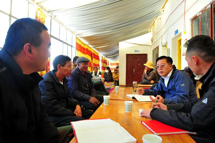 △吕新民（右二）在阿里地区噶尔县左左乡郎久村调研基层组织建设情况，与基层政协委员和群众座谈。（温凯 摄）
