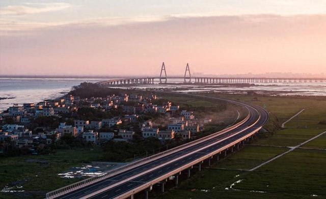 陈水奇 摄霞山区观海长廊红树林栈道主平台雕塑《人龙舞》 林家锋 摄