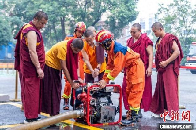 藏传佛教寺庙僧人学员现场学习了解手抬机动泵使用等方法。四川消防供图