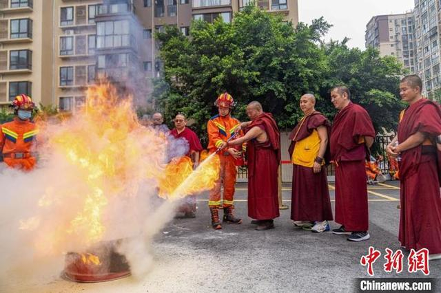 藏传佛教寺庙僧人学员现场体验灭火器正确使用方法等。四川消防供图