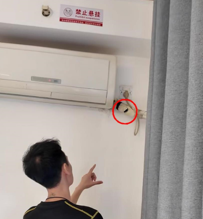 ▲摄像头安装在空调和管道连接处（视频截图）