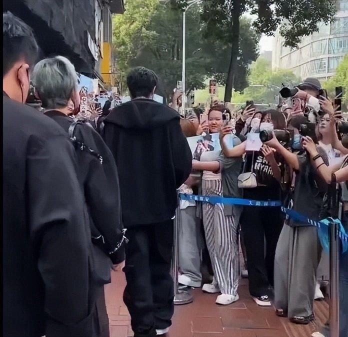 秦霄贤风波升级！大粉回踩曝其出轨卖人设，前女友呼吁郭德纲管管-秦霄贤?
