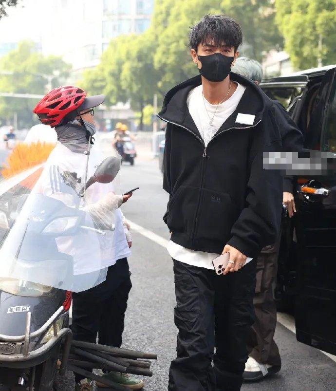 秦霄贤风波升级！大粉回踩曝其出轨卖人设，前女友呼吁郭德纲管管-秦霄贤?