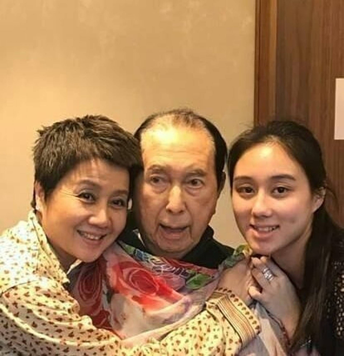 毫不夸张地说,何超欣在德智体美劳上均有造诣.