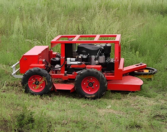 遥控割草机。受访者供图