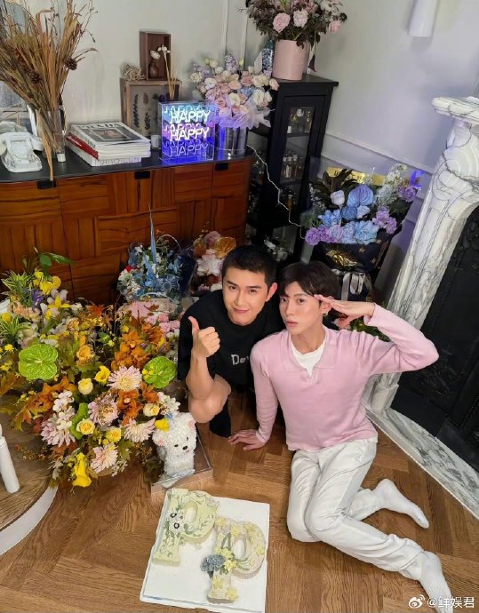 李佳琦以前的小助理付鹏新动态,与男子合影心情愉悦,状态很不错!