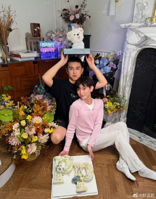 李佳琦以前的小助理付鹏新动态,与男子合影心情愉悦,状态很不错!