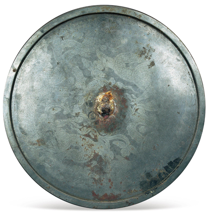 云龙纹大铜镜，镜背以细线刻双龙绕钮飞舞，线条苍劲有力，双龙神态活泼生动，是辽代铜镜的经典之作。