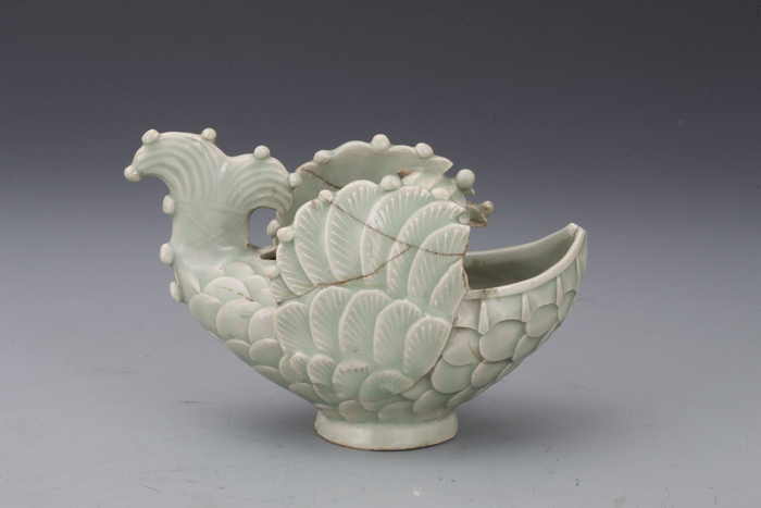 飞鱼形青瓷水盂，出土于辽墓的耀州窑精品，是契丹与中原地区经济文化交流的实物见证。