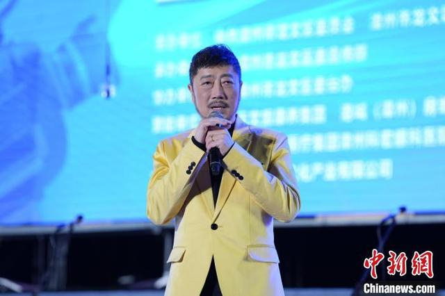 图为小虫在台上分享创作歌曲《龙文》的缘由等。龙文区融媒体中心供图