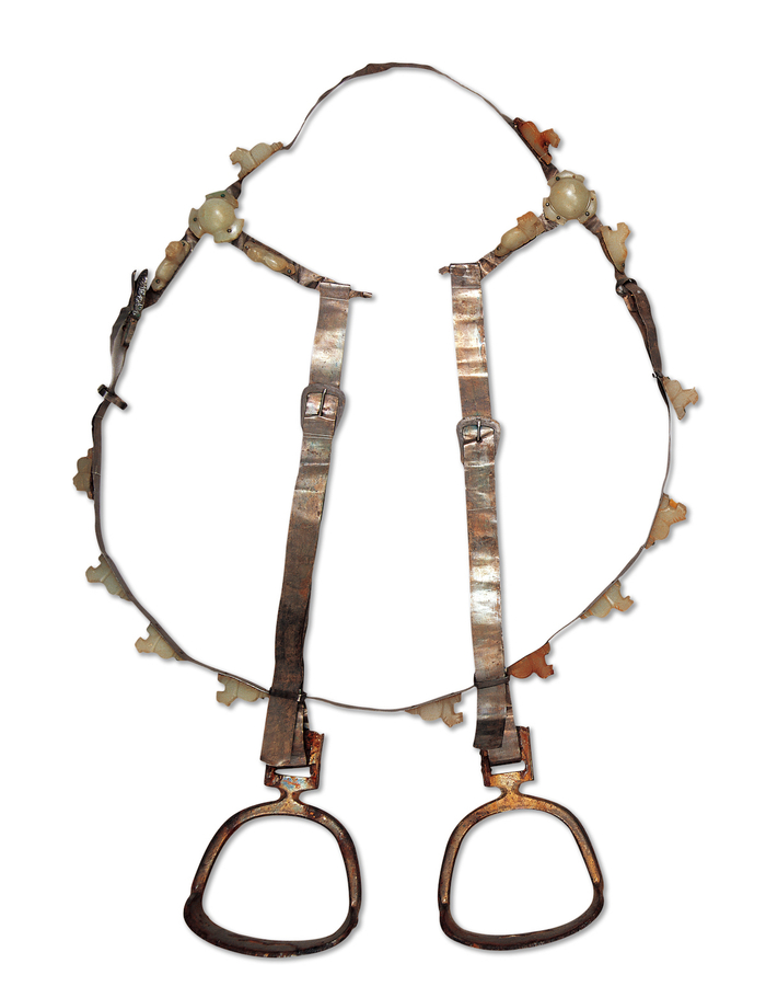 镶玉银胸带、鎏金铜马镫