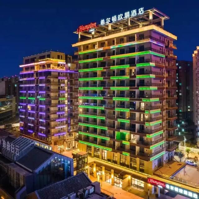 位于将军里商业街的西昌邛海将军府夜泊君亭酒店,美居酒店,观唐大酒店