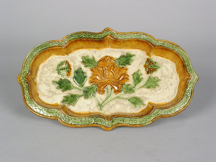 三彩釉印牡丹双蝶纹海棠盘，独具民族特色的辽三彩，花曳蝶舞，色调明艳，映射文化交融。