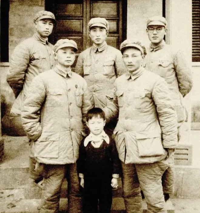 父亲是开国少将,两儿子却成了恶霸,儿子被捕后少将只说了八个字