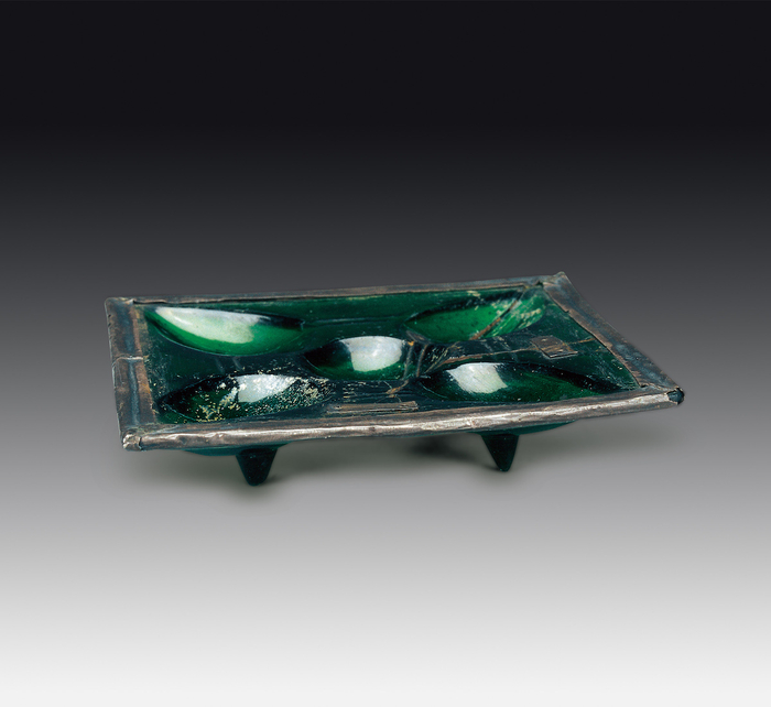 银釦玻璃方盘，磨花玻璃制品，经草原丝绸之路传入辽境，是辽代与西亚地区文化交流的见证。