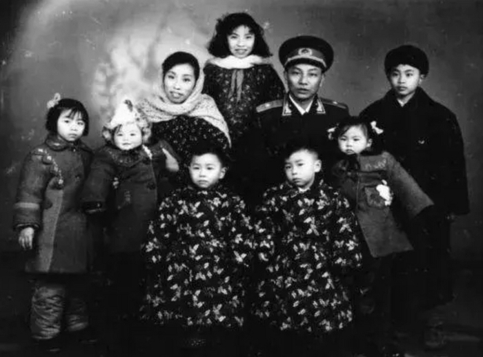 父亲是开国少将,两儿子却成了恶霸,儿子被捕后少将只说了八个字