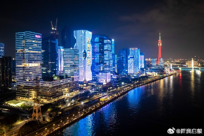 广州一江两岸亮灯贺国庆