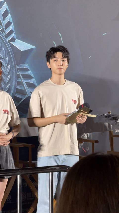 分享一个和马山@tfboys-王俊凯 的对视 就是不知道帅帅的小凯在看什么