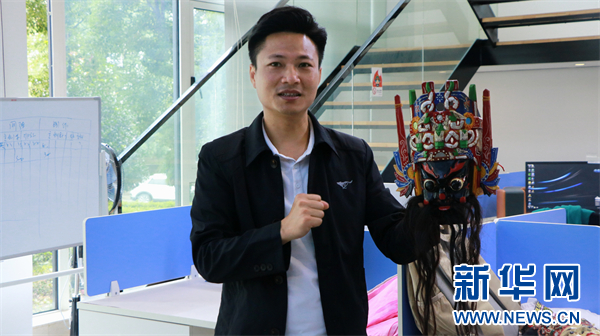 顾家顺在介绍地戏文化。新华网发（谭诗协 摄）