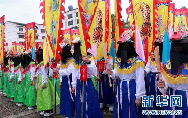   图为“五·二八”屯堡文化民俗节现场的地戏队伍。新华网发（谭诗协 摄）