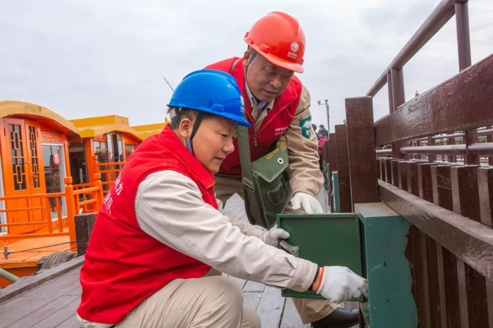 电力人员对码头用电设备进行巡视检查