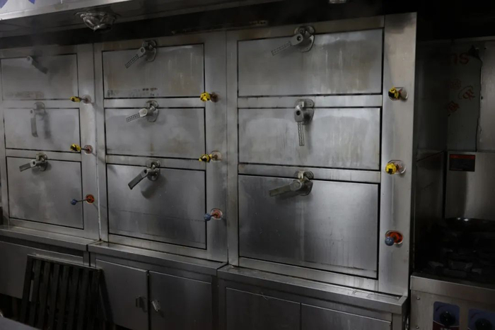 新纪元宾馆后厨的电蒸箱