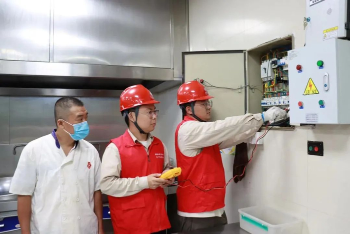 国网泰州供电公司工作人员为新纪元宾馆进行用电检查